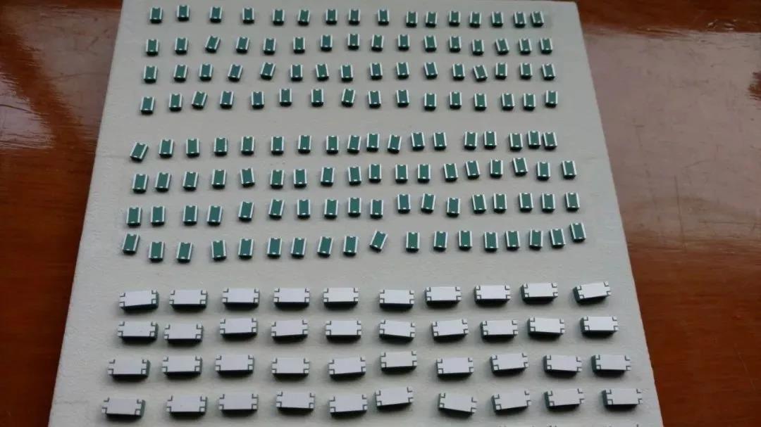 (a) SIW結構濾波器實物照片；(b) SIW濾波器結構示意圖；(c) 濾波器測試端口照片；(d) 實測結果與仿真結果對比